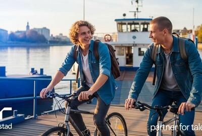 Dos jóvenes bajan de un ferry en bicicleta y disfrutan de un día soleado junto al agua. Generado por IA.  Dos jóvenes bajan de un ferry en bicicleta y disfrutan de un día soleado junto al agua. Generado por IA.