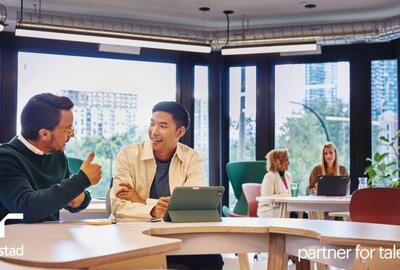 dos colaboradores platicando en la oficina. dos colaboradores platicando en la oficina.