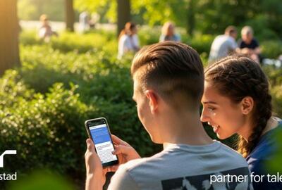 Un joven y una joven sentados en un banco en un parque. Un joven y una joven sentados en un banco en un parque.