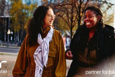 Dos mujeres sonriendo y platicando Dos mujeres sonriendo y platicando