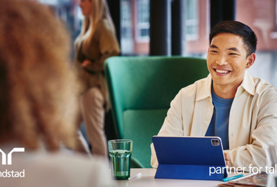 un hombre en la oficina en una entrevista de trabajo. un hombre en la oficina en una entrevista de trabajo.