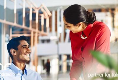Hombre y mujer hablando y sonriendo.  Hombre y mujer hablando y sonriendo.
