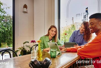 Grupo de compañeros sonrientes en una oficina. Grupo de compañeros sonrientes en una oficina.
