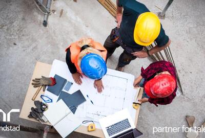 3 trabajadores en una planta haciendo planos. 3 trabajadores en una planta haciendo planos.