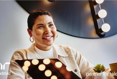 una mujer en una sesión de networking. una mujer en una sesión de networking.